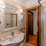 Rinascimento Oda ve Kahvaltı 4*